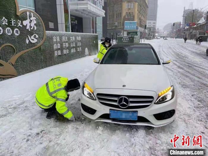 图为救援现场。　沈阳市公安局交通警察局供图