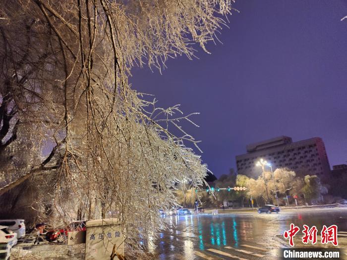 车辆在湿滑路面上缓慢行驶。　姜辉 摄