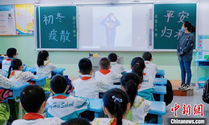 图为兴海路小学学生在上课。　马铭言 摄