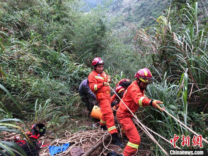 广西桂林：老人骑车掉落百米悬崖消防部门“开路”营救