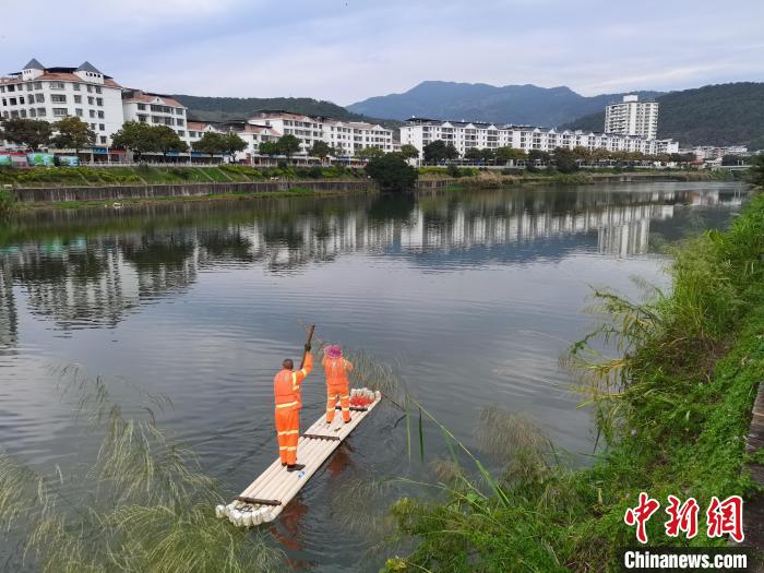 白沙镇河道巡查员开展河道巡查。　新罗区融媒体中心供图