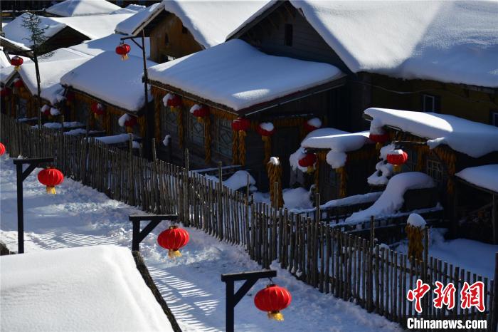 大红灯笼成为亮丽风景线 雪乡风景区供图