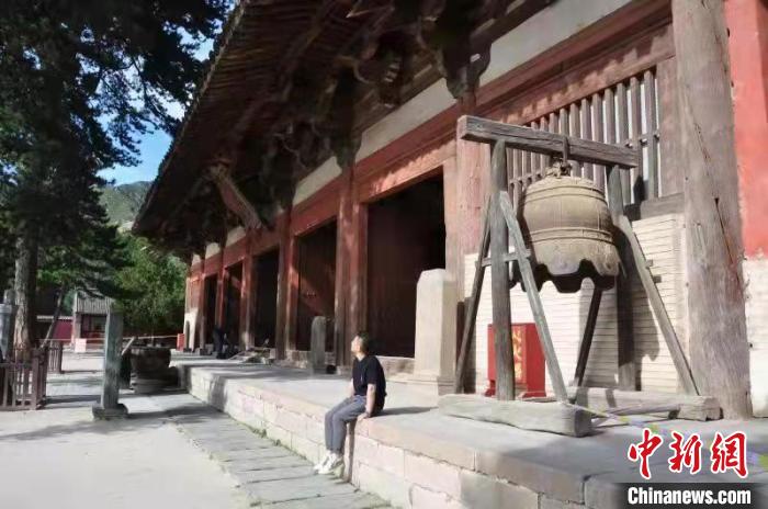 20多年来，王哲勇走访古建筑，钻山沟、访村落，穿梭于古建筑间。　潞州区融媒体中心供图