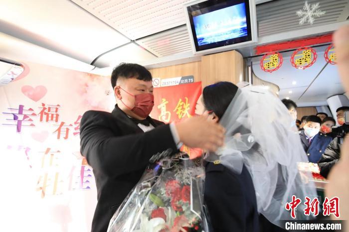 张钰悦为陈佳娣戴上了洁白的头纱。　侯继尧 摄