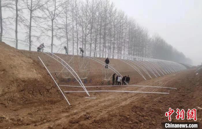 山西省长治市屯留区丰宜镇杜村，秋收后的土地上机械往来穿梭，一座座大棚正在建起。　屯留区融媒体中心供图