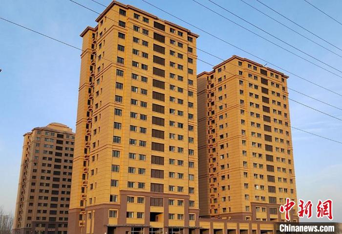 第一师阿拉尔市公租房建设项目总投资4.7亿余元，共计50栋住宅楼，合计5199户。　宋勇 摄