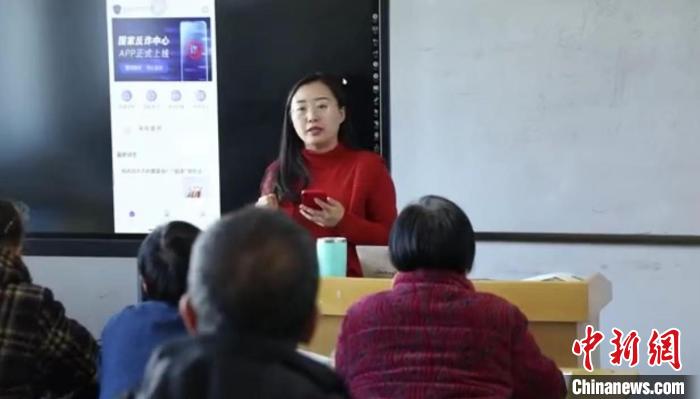 杨晓琴教老年学生下载国家反诈中心APP。　向上 摄