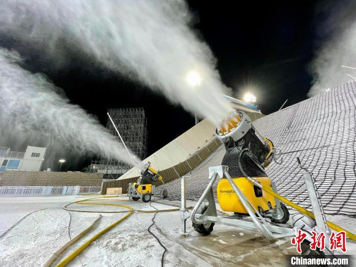 位于北京市石景山区的首钢滑雪大跳台12日正式启动造雪工作。　首钢滑雪大跳台场馆运行团队供图