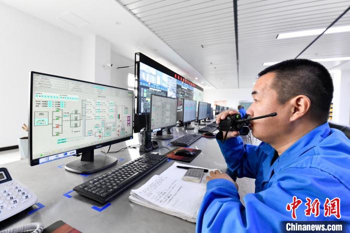 图为工作人员在中控室操控海水淡化设备。　赵亮 摄
