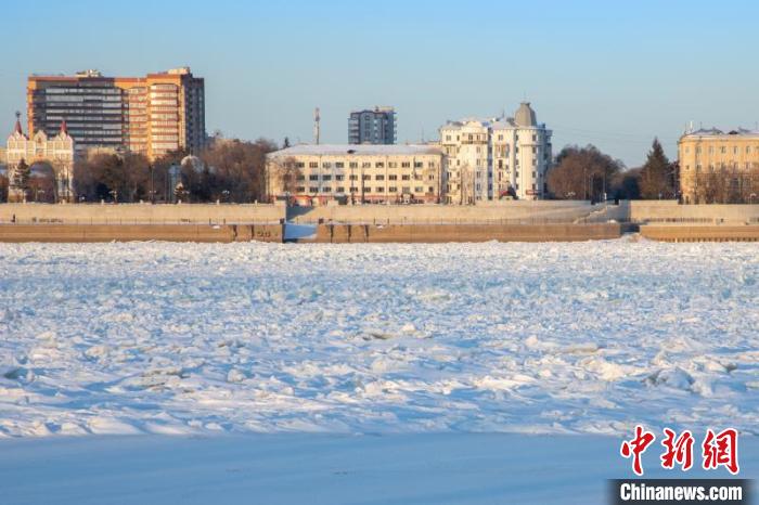 黑龙江干流黑河段江面封冻、覆盖白雪 赵东来 摄