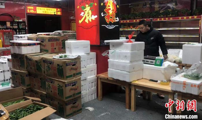 李雷的串串店已被蔬菜等货物填满。　受访者供图