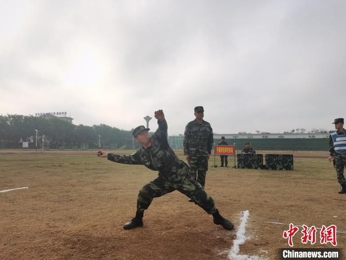 新兵手榴弹投掷现场。　李业昊 摄