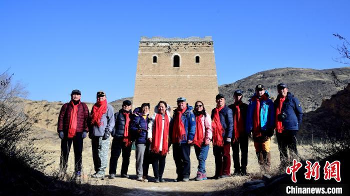 袁建琴(左五)与大同市长城文化旅游协会成员考察大同长城。　袁建琴本人供图