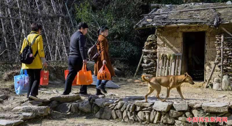 关爱老人 情暖人间——岳塘摄协走访慰问孤寡老人