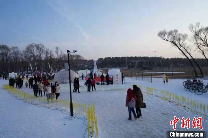 冰雕园包括超长滑梯、冰雪城堡、冰车、雪地摩托、雪地碰碰车等冰上项目。　李洁军 摄