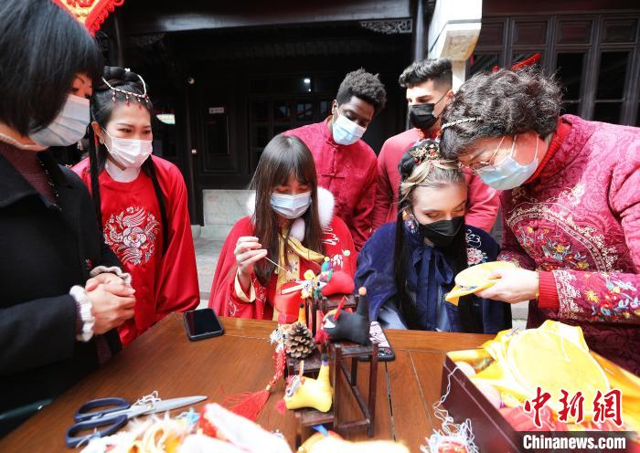 身着汉服的外国友人学习制作虎头鞋 汤越 摄