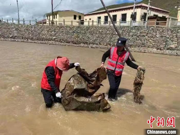 守护长江支流的青海“哈达义警”