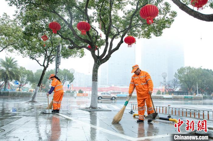 环卫工人新年“夫妻照”定格别样美丽