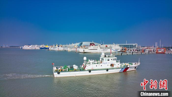 海巡船在琼州海峡值守，保障徐闻港进出港船舶安全靠港。　广东海事局 供图