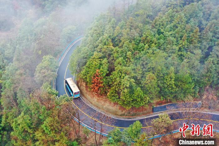 大山里的“百弯公交”：穿梭崎岖山路便利村民出行