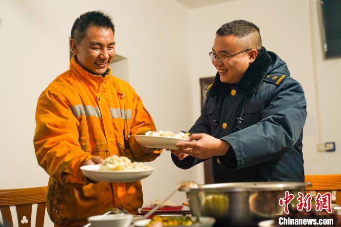 图为品甸站职工煮饺子。　秦塬棋 摄