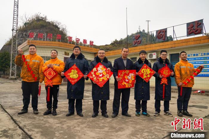 广西百色车务段小站职工包饺子、写春联迎新年