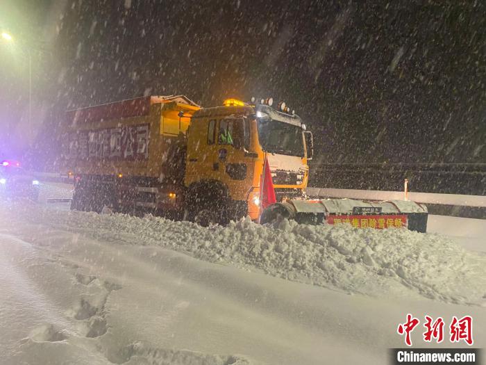 深夜除雪现场。　四川省交通运输厅供图