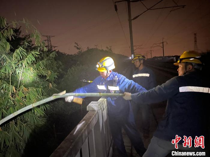 图为作业人员正在砍青 李立华 摄