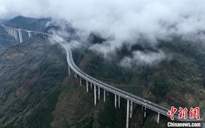 云雾下的京昆高速公路四川雅西段龙苍沟路段。　刘忠俊 摄