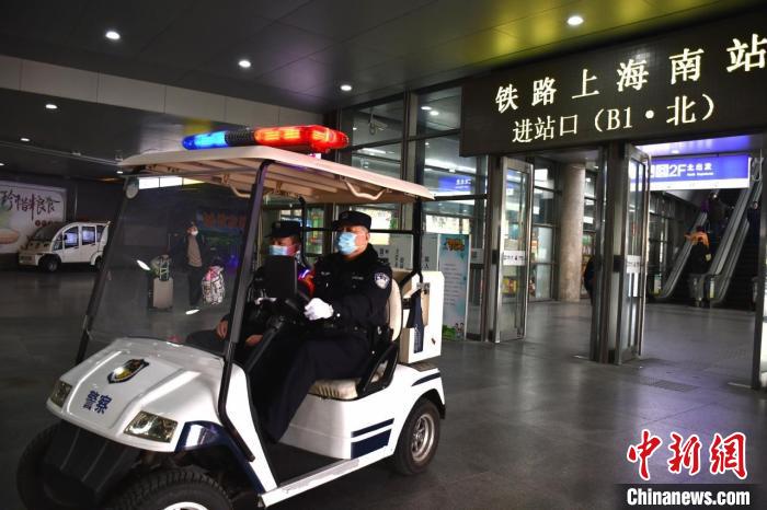 节后，多趟列车从云南、贵州、江西、湖南、四川等地开往上海南站，客流压力较大。　上海铁路警方供图