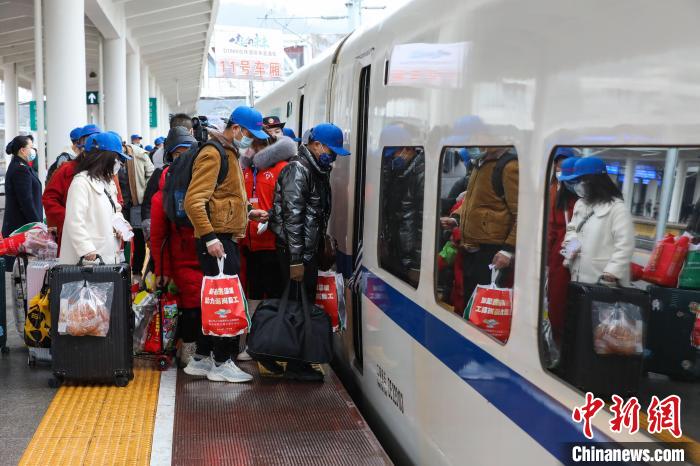 乘坐专列的务工人员在遵义站月台登车。　瞿宏伦 摄