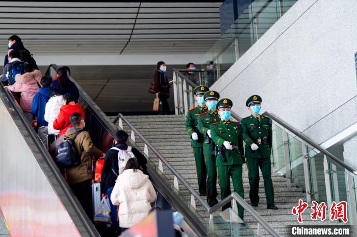 图为武警官兵在巡逻中。　张陈宇 摄