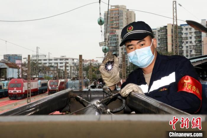 机车“发型师”：每天在4米高的车顶给火车“扎辫子”