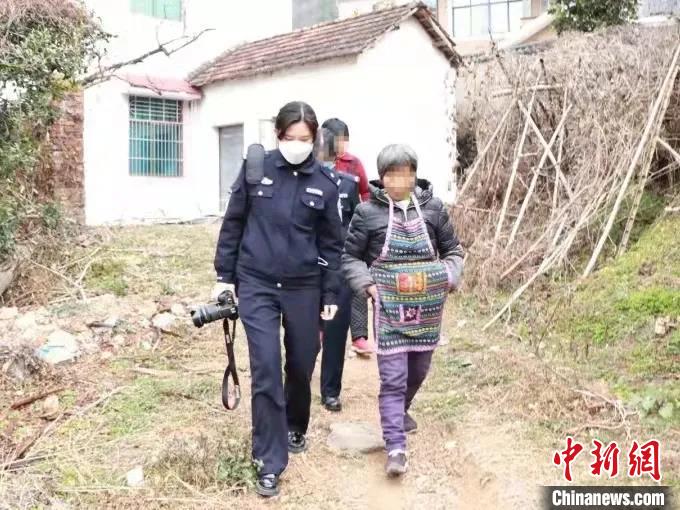 民警上门为群众服务。　临安公安 供图