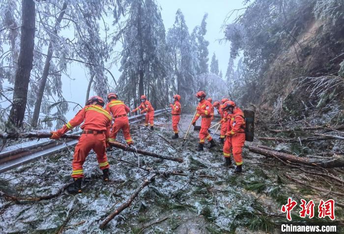 图为消防员正在清理路面。　杨书勤 　摄