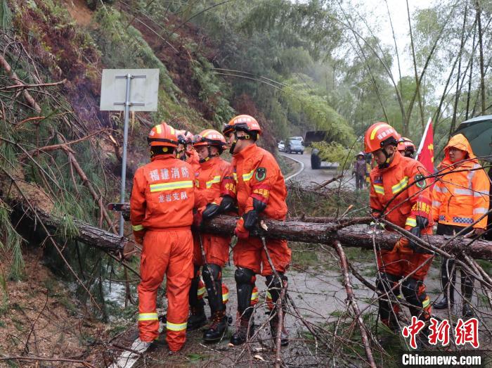 福建连城：奋力打通救灾“生命线”