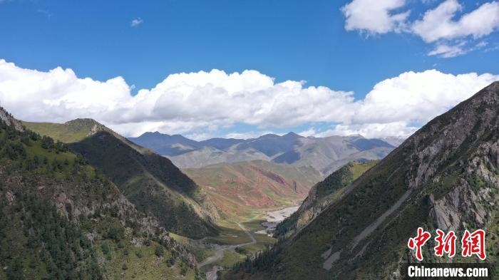 资料图为航拍祁连山南麓青海片区。　赵凛松 摄