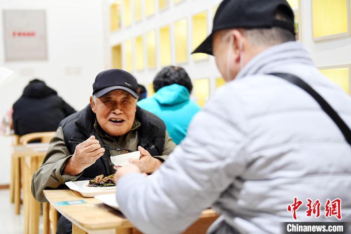 图为廊坊市广阳区上善颐园小区的社区食堂内，老人们在长者就餐专区就餐。　孙宝宇 摄