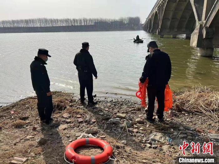 民警划船到淮河中央救援。　泗洪警方供图