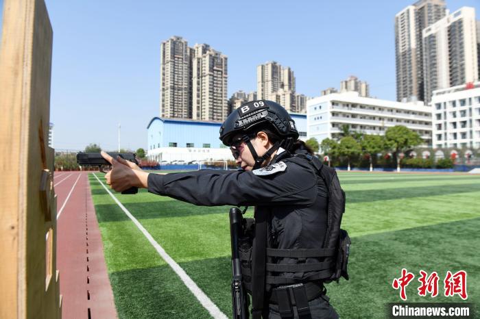 黄燕湖练习手枪射击。　蒋雪林 摄