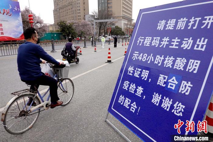 图为15日的咸阳市街景。　张远 摄