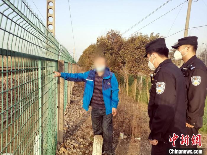 徐州铁警抓获15名强闯闸机翻越护栏进站涉疫违法人