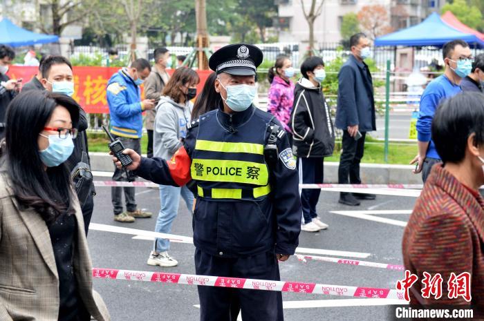 直击福州新一轮区域核酸检测：“倒春寒”里的暖心故事