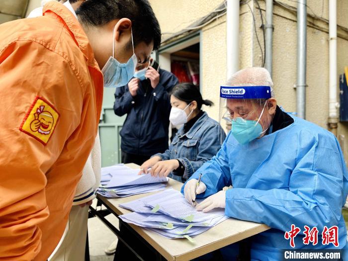 27日，陈梅生(右一)正在核酸采样点上协助核酸采样工作。　晋安区宣传部供图