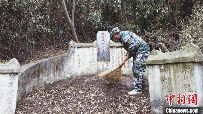 湖南五旬退伍老兵的清明祭奠：为13座烈士墓碑描红