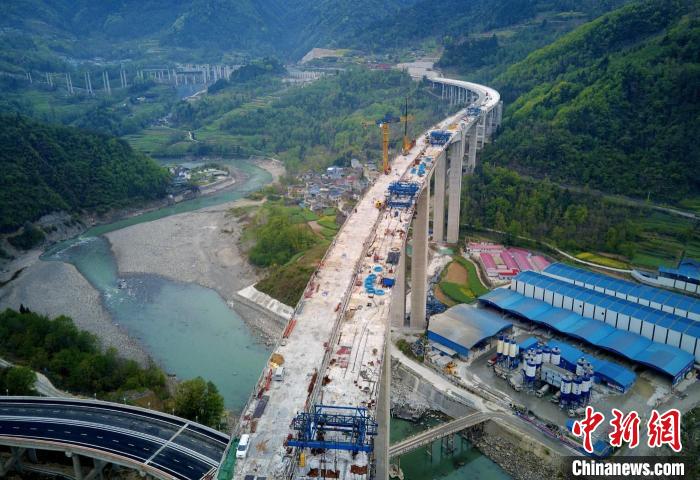 四川九寨沟至绵阳高速建设提速平武涪江特大桥主桥顺利合龙