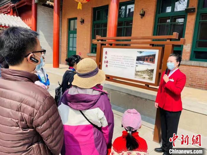 图为市民在中山公园来今雨轩参观。　北京市公园管理中心供图