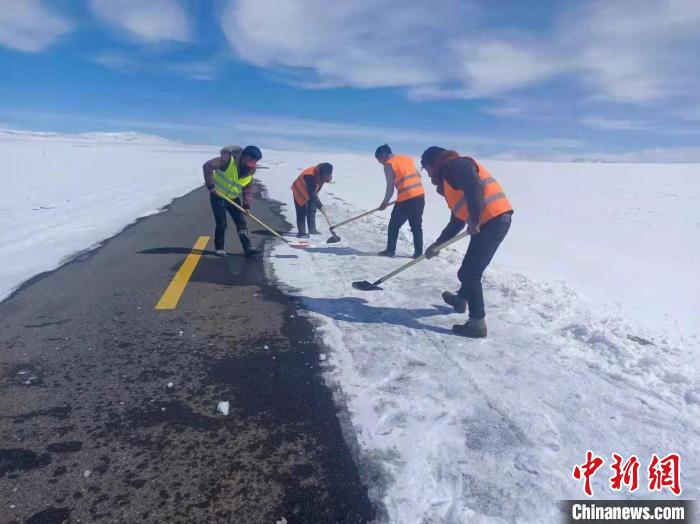 图为西藏一线交通运输部门组织护路员对农村公路开展除雪保畅。　西藏自治区交通运输厅供图