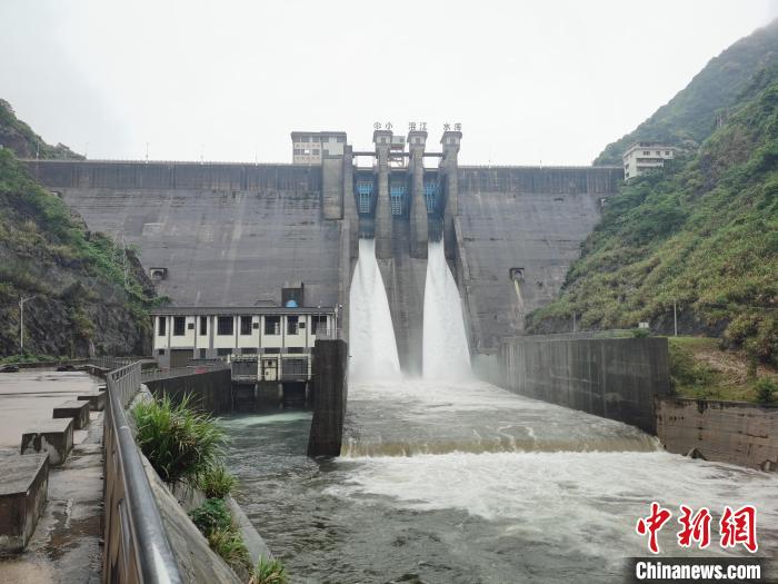 4月26日，小溶江水库进行错峰泄洪。　李英 摄