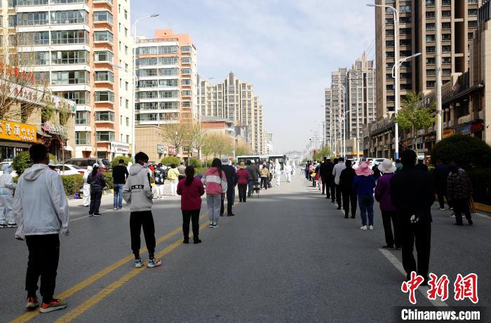 图为西宁市大通县开展区域核酸检测。　杨七姐 摄